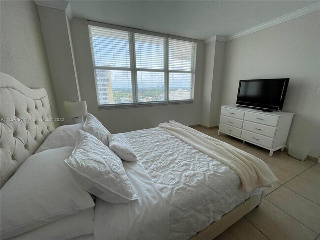 Building Photo - 5601 Collins Ave