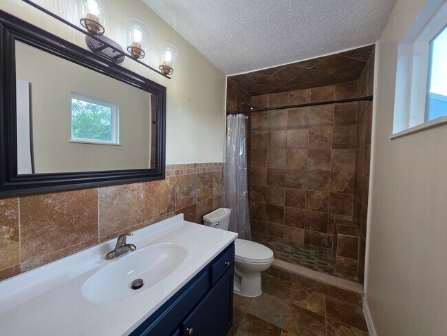 Building Photo - Spacious Townhome in The Trails