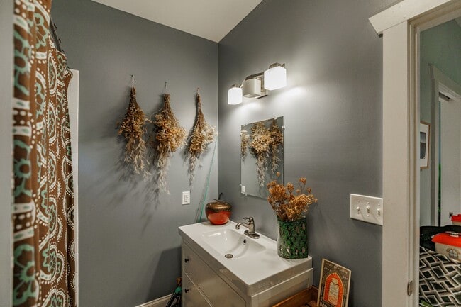 Building Photo - 145.5 Hillside St