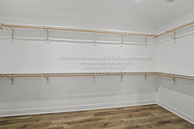 Building Photo - 1404 Des Jardines St