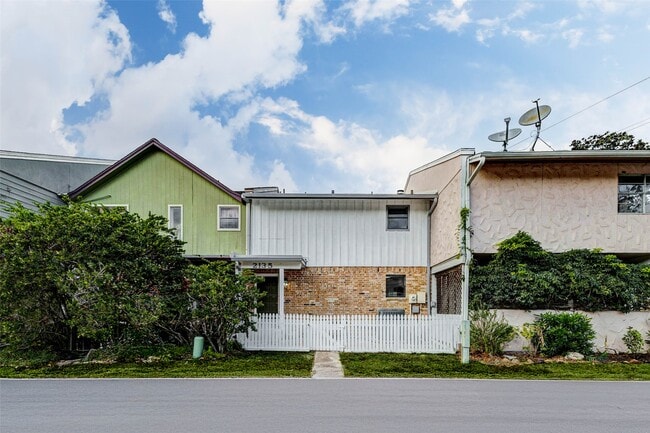 Building Photo - 2135 Casa Rio Cir