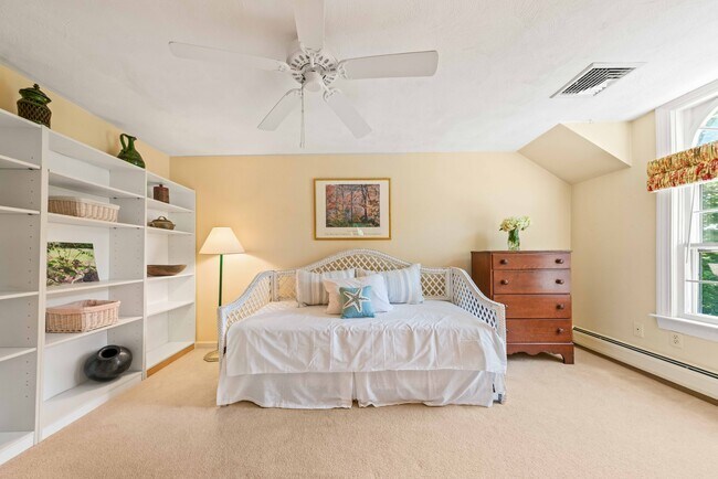 Building Photo - 141 Narragansett Ave