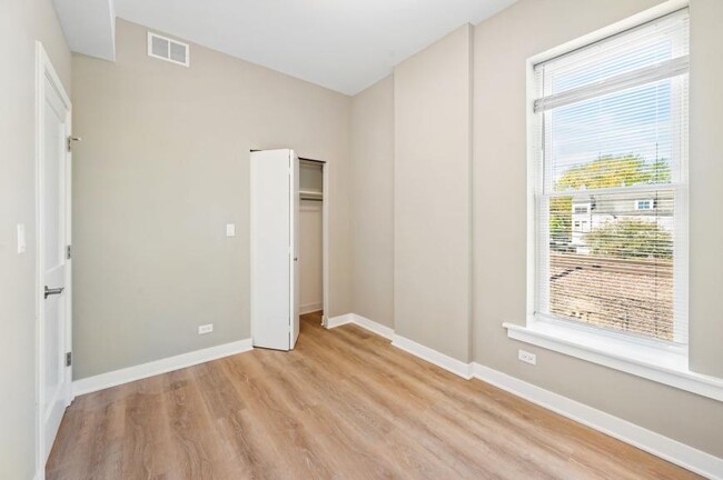 Building Photo - 2 bedroom in Chicago IL 60657