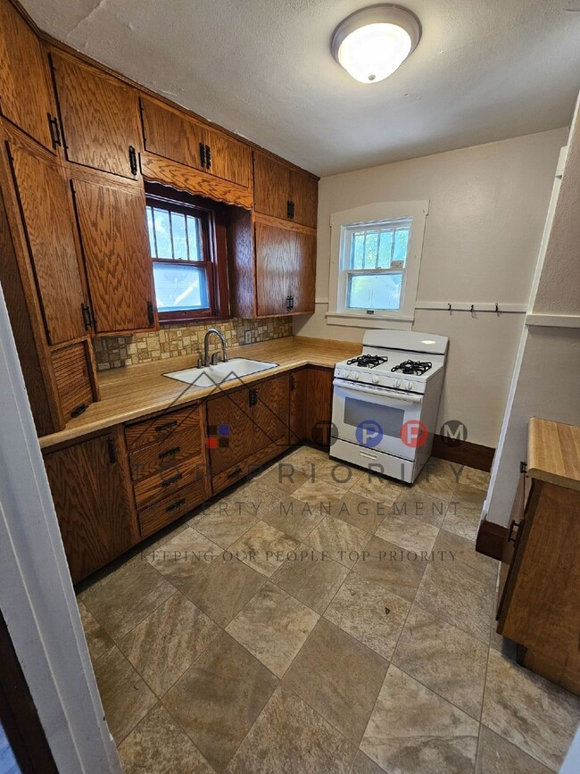 Building Photo - 2 Bedroom | 1 Bathroom Single Family Home ...