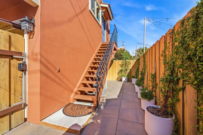 Building Photo - Updated and Well Maintained 2 Bedroom Apartment in the Heart of Old Towne Orange