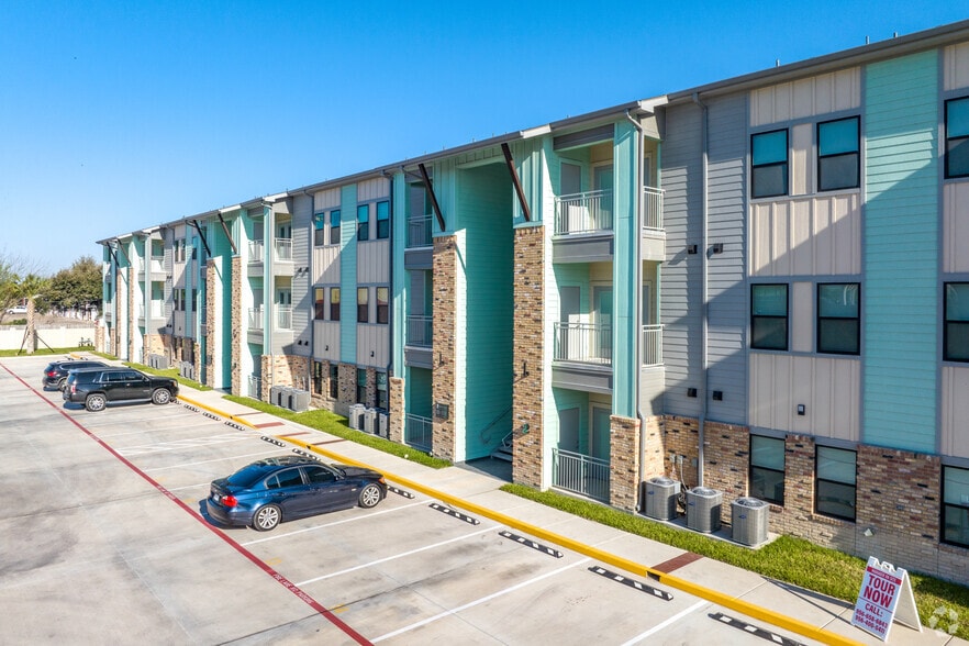 Primary Photo - Palma Vista Apts