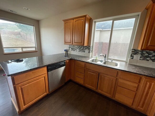 Building Photo - Amazing family home in the perfect location!