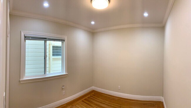 Building Photo - 423-425 11th