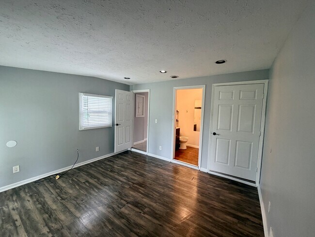 Building Photo - 416 W Wenger Rd