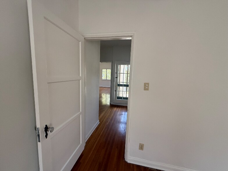 Building Photo - 1062 Masselin Ave