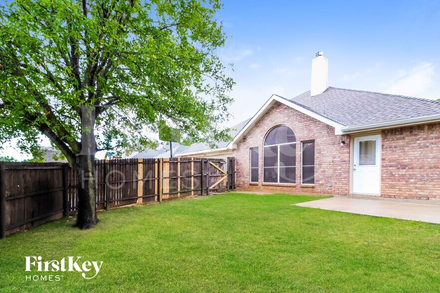 Building Photo - 1233 Logan Dr