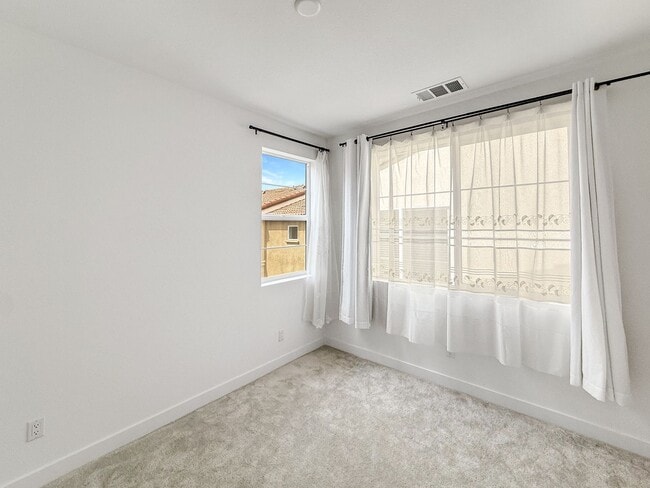 Building Photo - Newly Constructed 2B/2.5BA Townhome in Esc...