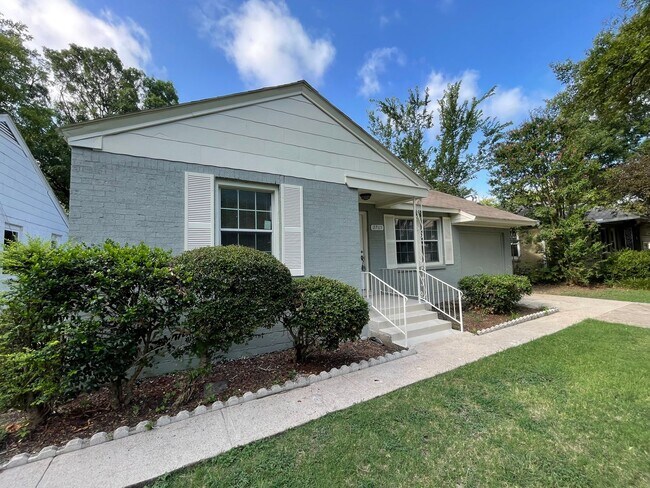 Building Photo - COMING SOON 3 BEDROOM 2 BATH HOME IN TCU AREA
