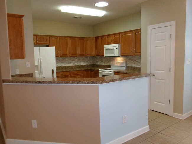 Building Photo - 3 bedroom home located in lovely Sugar Mil...