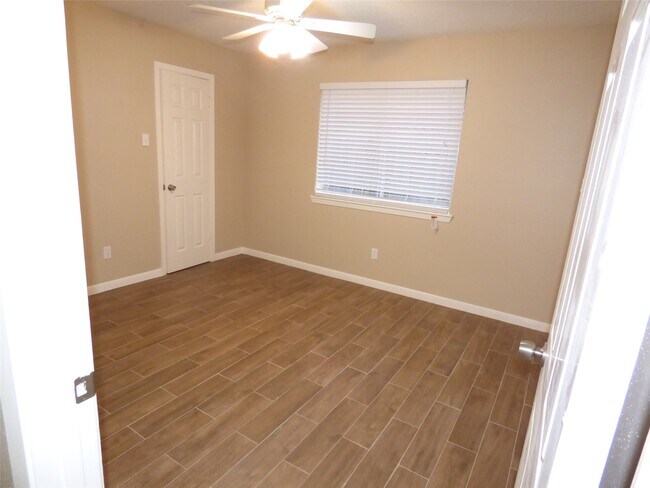 Building Photo - 1242 Park Ln