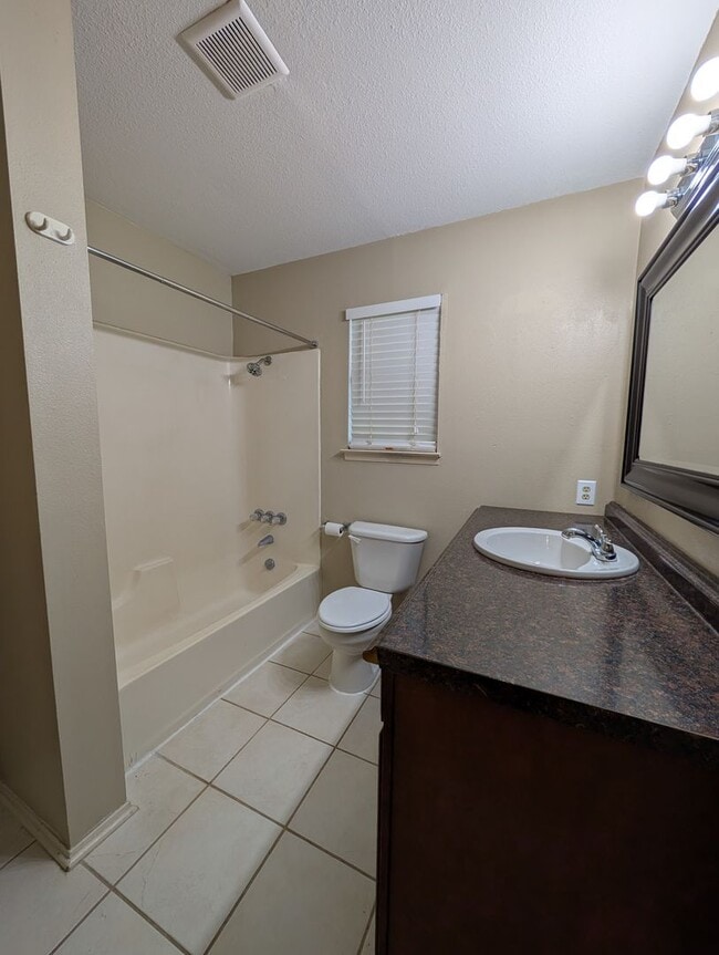 Building Photo - Location!! 1 Mile to Landa Park / Close to...