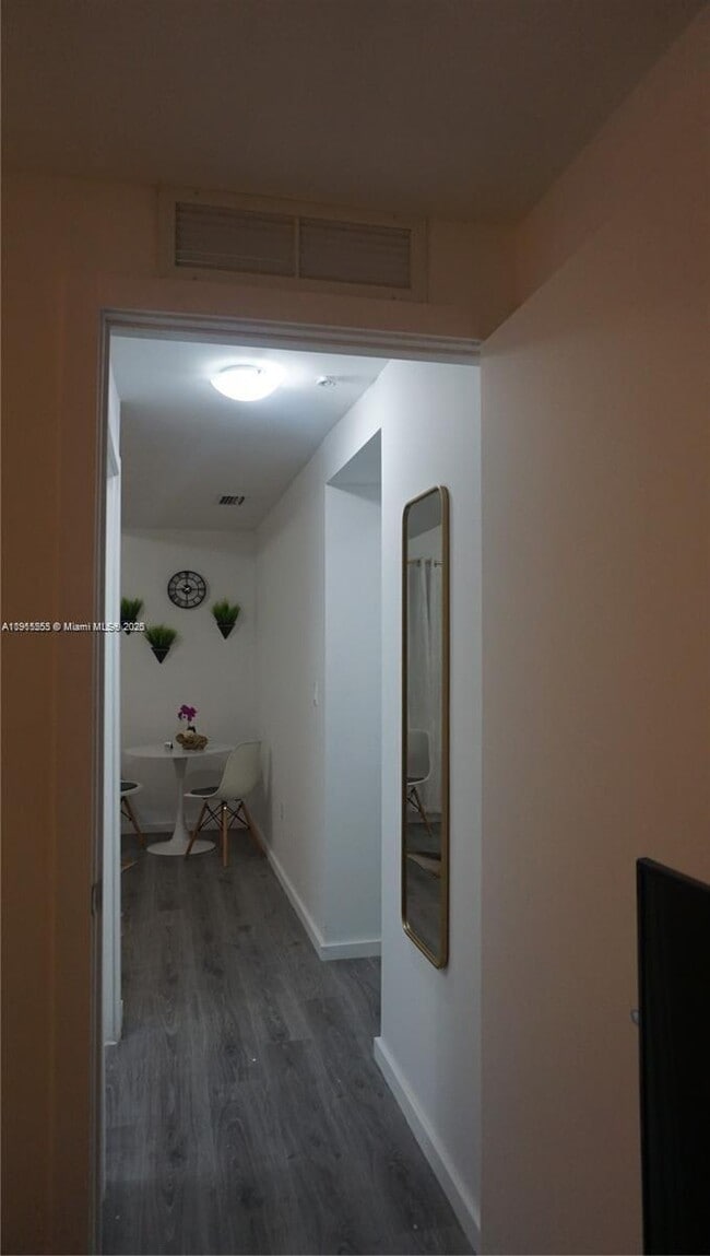 Building Photo - 810 7th St