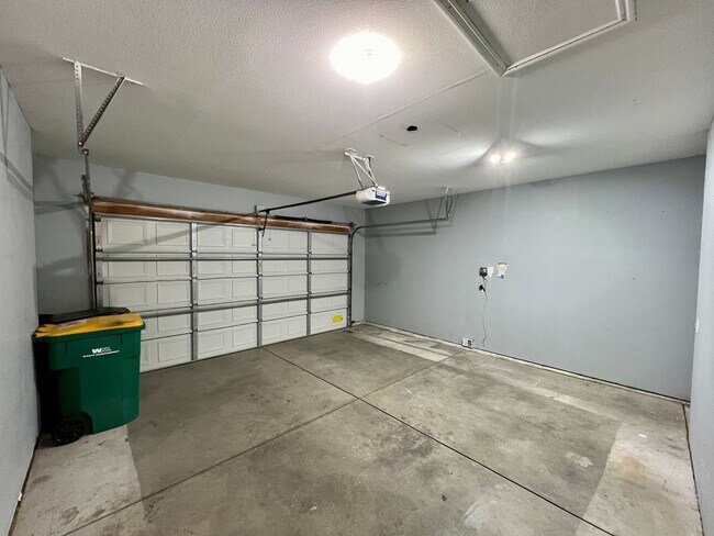 Building Photo - 5807 Zinfandel St