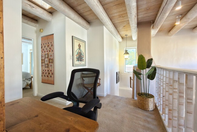 Building Photo - 624 Galisteo St