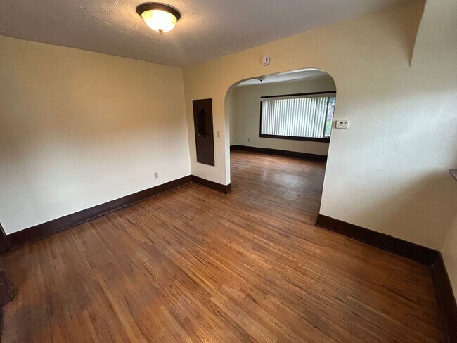 Building Photo - Charming 3-Bedroom Home in Peaceful West Toledo Neighborhood