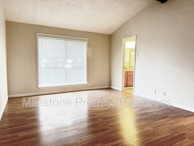 Building Photo - 2110 Oak Creek Cir