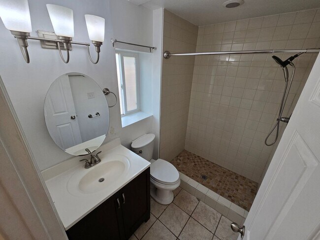 Building Photo - West-Flagstaff 4bd/2ba House Near NAU & CCC -Students & Pets OK!! Avail. July 10th!