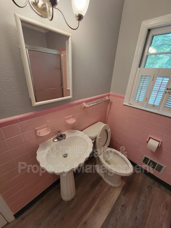 Building Photo - 801 Sycamore Rd