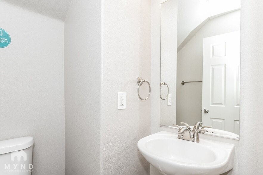 Building Photo - 2520 Olay St