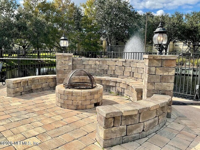 Building Photo - 13703 Richmond Park Dr N