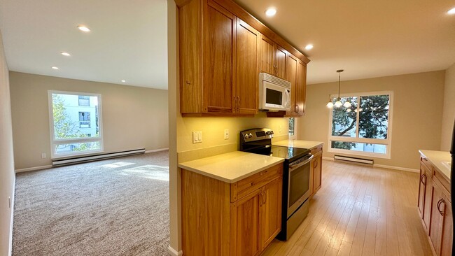 Building Photo - Fantastic Functional Remodel and Extra Lar...