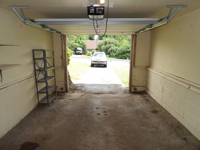 Building Photo - 286 Zandale Dr