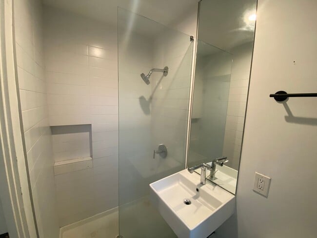 Building Photo - 528 W Culver St