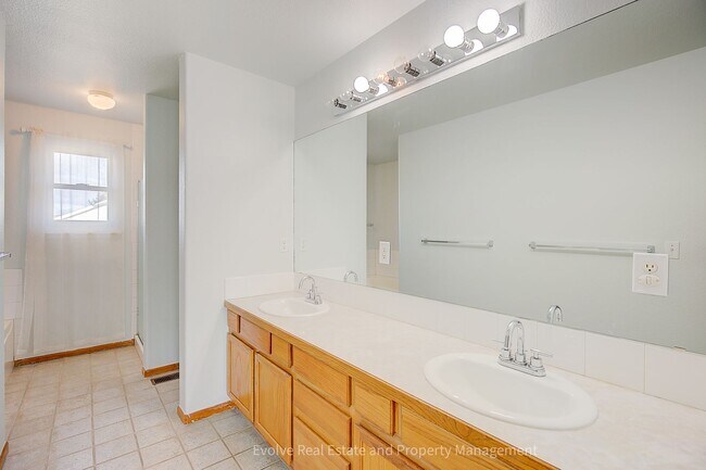 Building Photo - Evolve Real Estate: Gorgeous Single Family House is Available for Immediate Move-in!