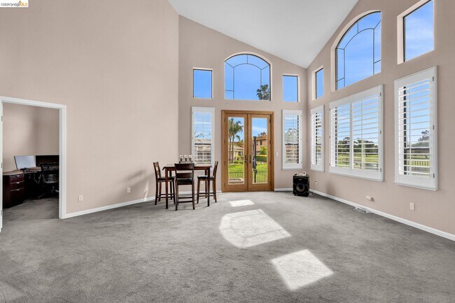 Building Photo - 5640 Edgeview Dr