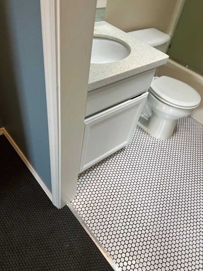 Building Photo - 2 Bed, 2 1/2 Bath townhome close to the Ri...