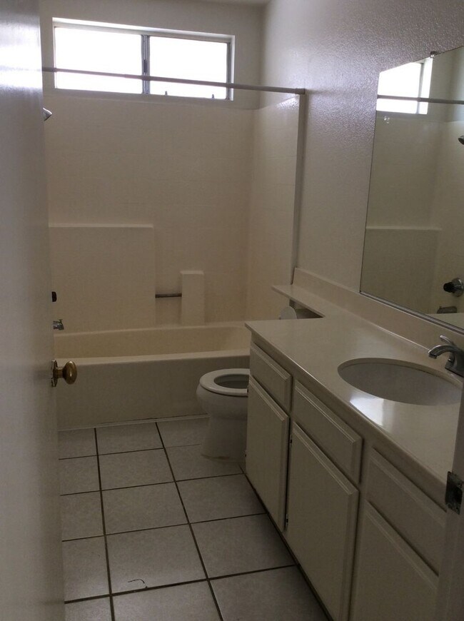 Building Photo - Great 2 story Riverside home!