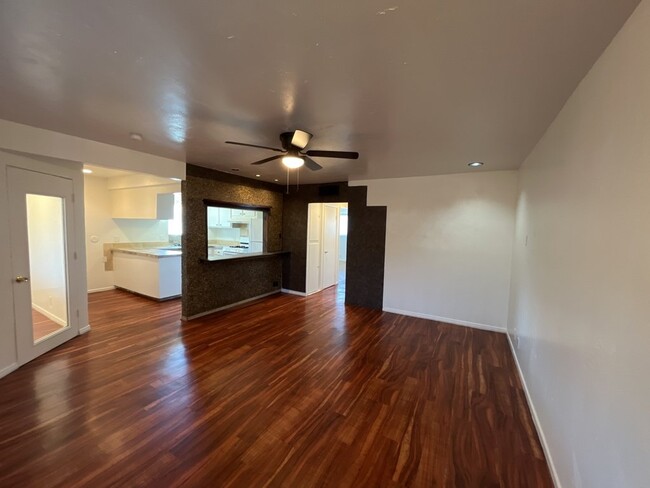 Building Photo - Centrally located lovely 2 bedroom 1 bathr...