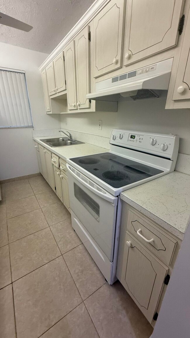 Building Photo - 275 N High Point