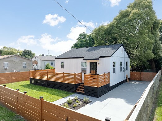 Front Right View - 1405 Holt St