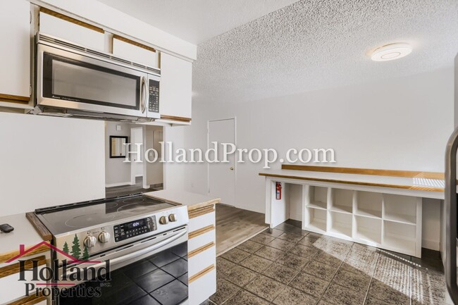 Building Photo - Single level, newly remodeled, in a great Hillsboro location