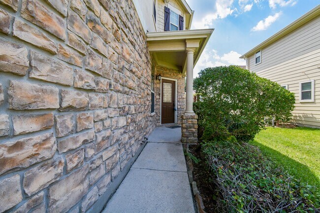 Building Photo - 16021 Summerville Lake Dr