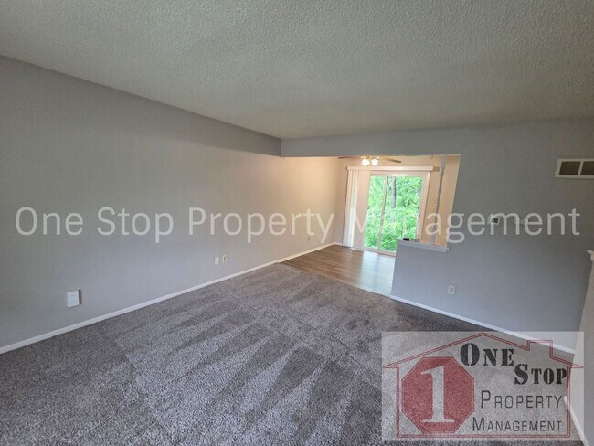 Building Photo - Renovated 3-bedroom, 2-bathroom home in Lee's Summit!