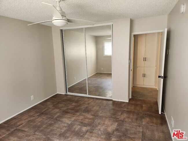 Building Photo - 117 S Doheny Dr