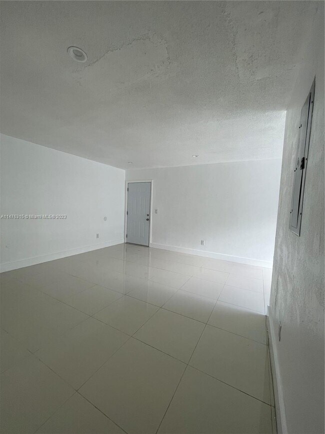 Building Photo - 552 NE 61st St
