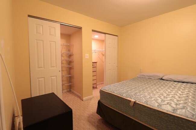 Building Photo - "COMING SOON" Spacious 4 + 2.5 SFH + Renov...