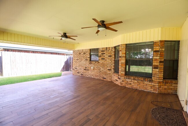 Building Photo - 507 Parklane Dr