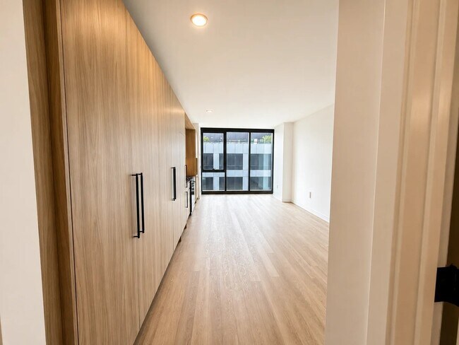 Building Photo - 1357 W Fulton St
