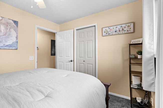 Building Photo - 428 Edwards Ave