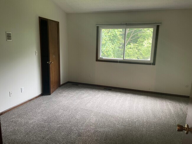 Building Photo - 3240 Brookview Way