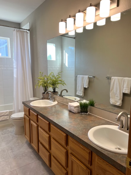 Building Photo - 4245 Boardwalk Dr